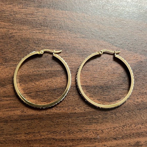 PERFECT SIZED GOLD AND CUBIC ZIRCONIUM HOOP EARRINGS NWOT - Picture 5 of 9